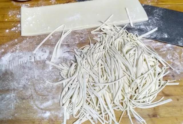 餛飩、刀削面、面條、肉夾饃、餡餅、發(fā)面油餅的和面方法及配方